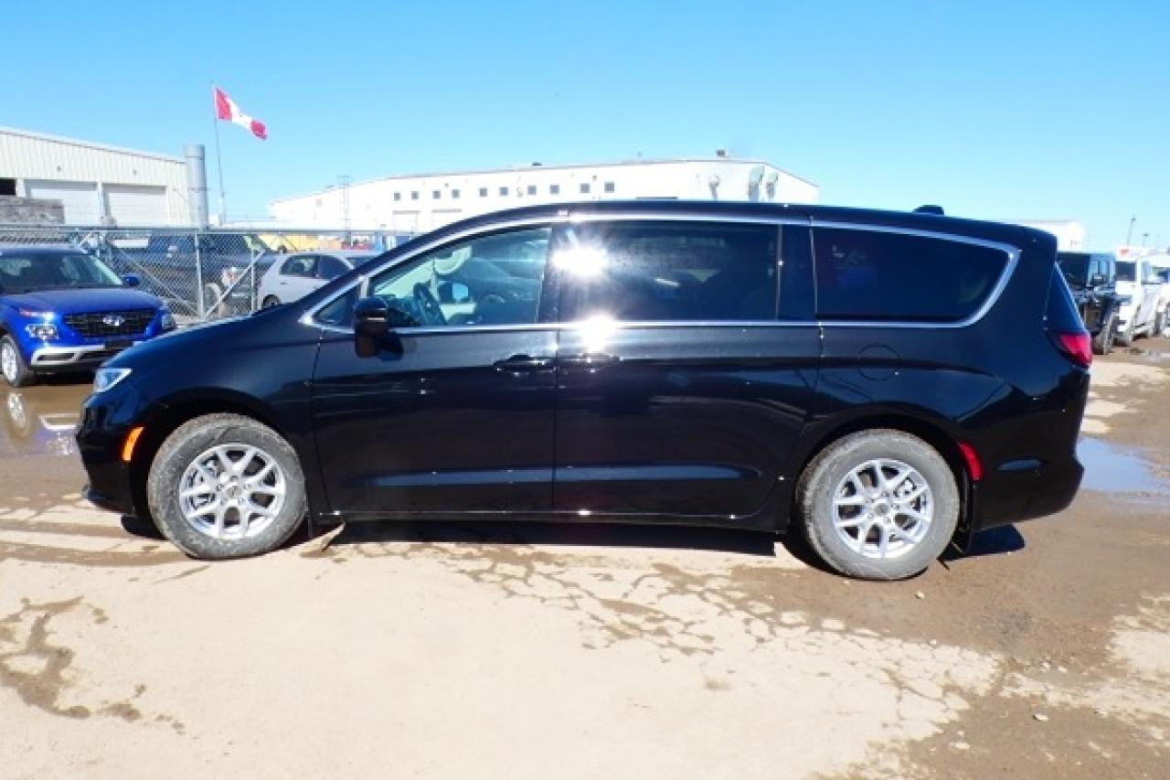 2023 Chrysler Pacifica Touring L FWD w/Htd Leather, BUC - Photo #1