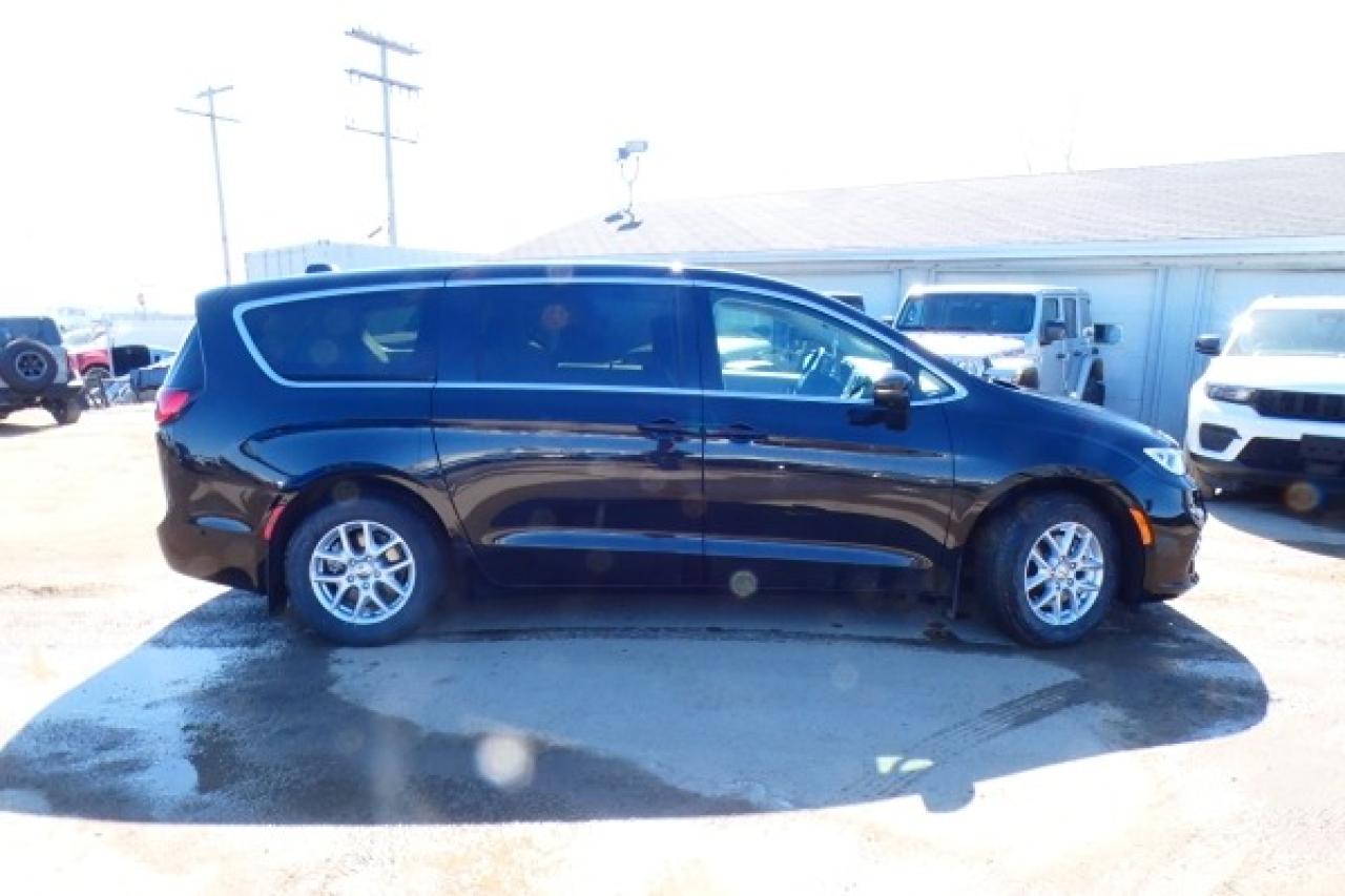 2023 Chrysler Pacifica Touring L FWD w/Htd Leather, BUC - Photo #5