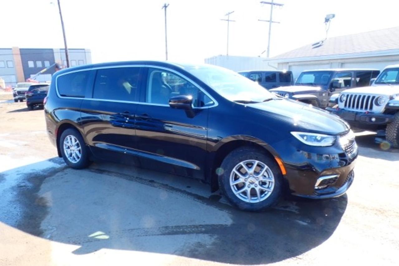 2023 Chrysler Pacifica Touring L FWD w/Htd Leather, BUC - Photo #4