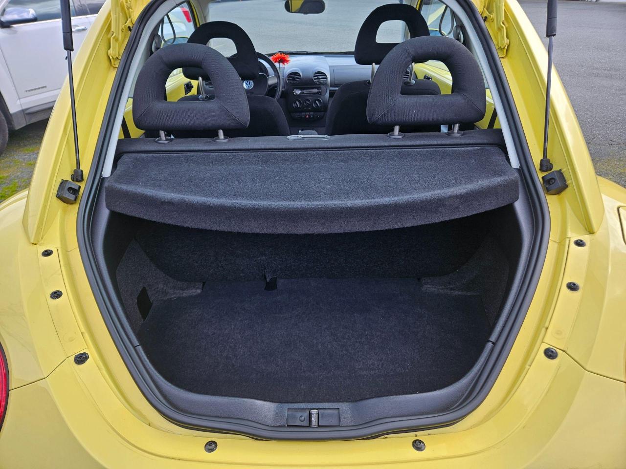 2000 Volkswagen New Beetle  - Photo #4