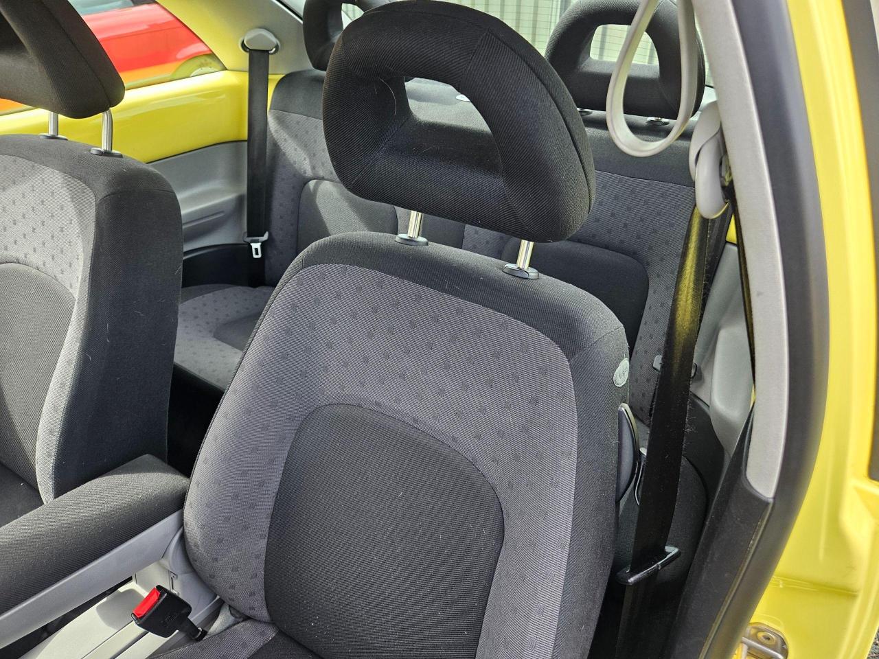 2000 Volkswagen New Beetle  - Photo #11