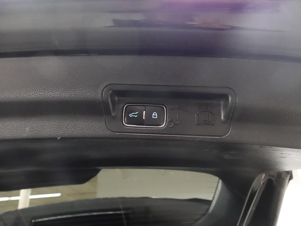 2023 Ford Explorer XLT | 4WD | Nav | Leather | Sunroof | CarPlay