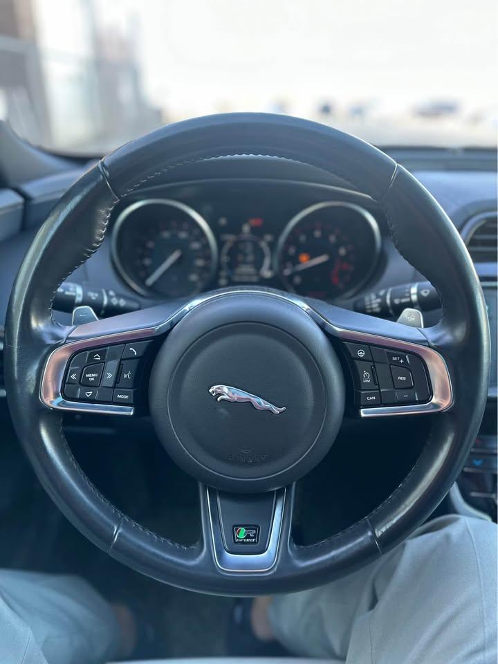 2018 Jaguar XE R-SPORT - Photo #8