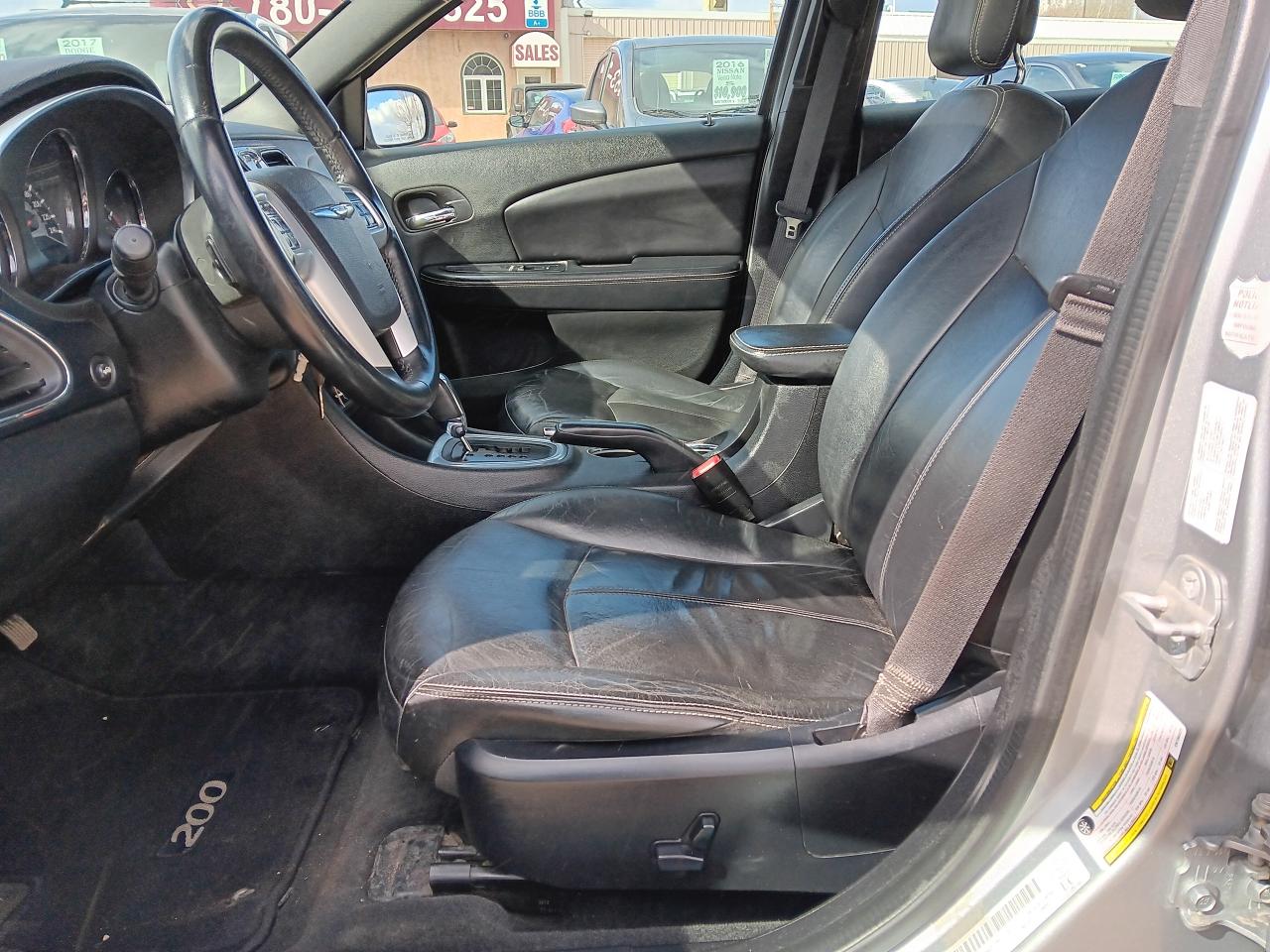 2014 Chrysler 200 Limited, Sunroof, Leather, Htd Seats, Bluetooth - Photo #12