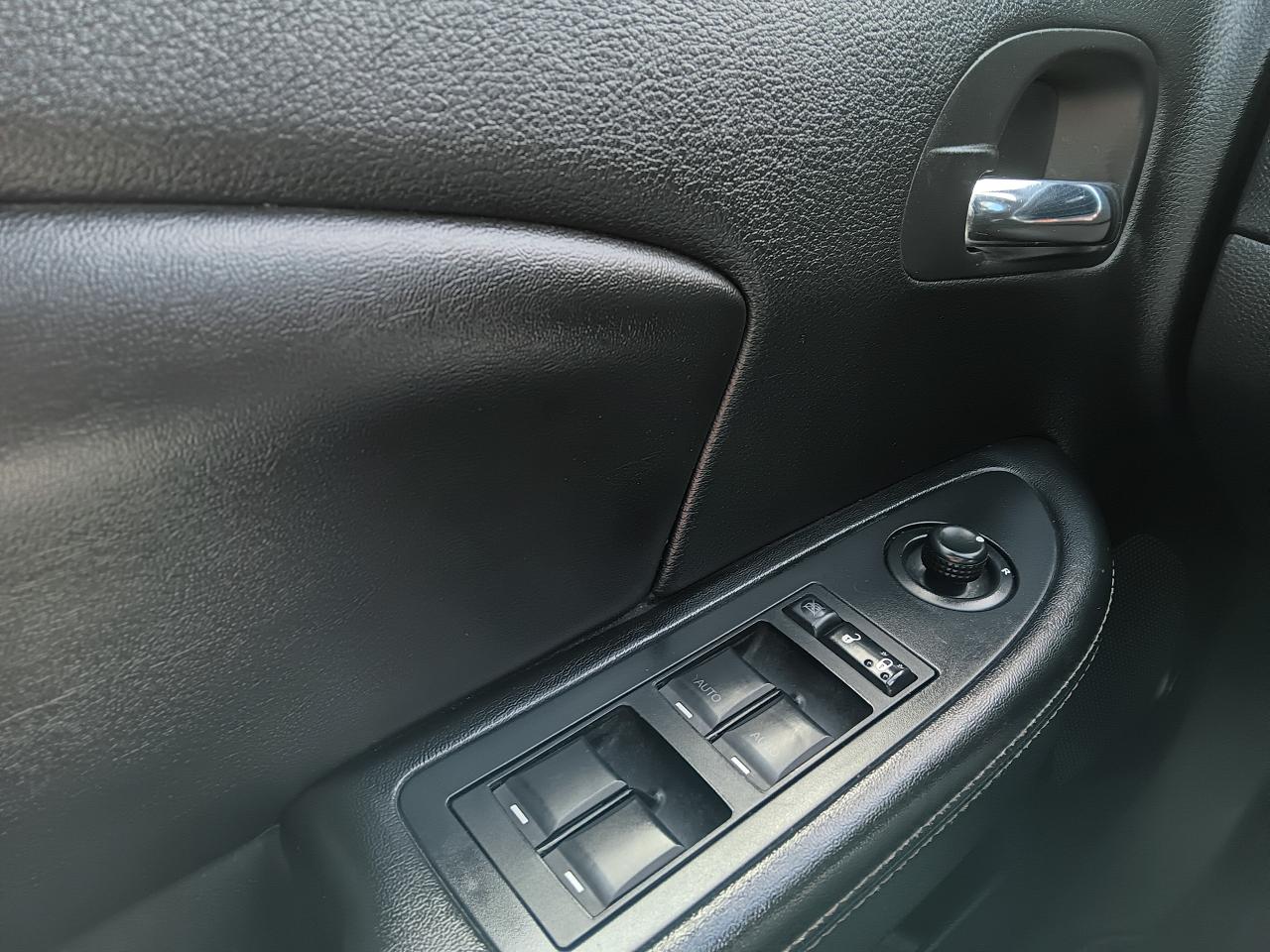 2014 Chrysler 200 Limited, Sunroof, Leather, Htd Seats, Bluetooth - Photo #18