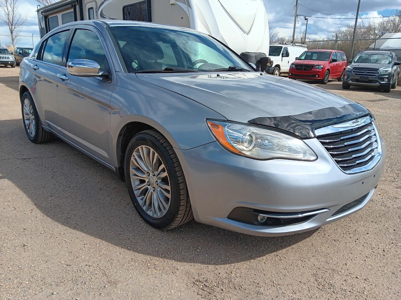 2014 Chrysler 200 Limited, Sunroof, Leather, Htd Seats, Bluetooth