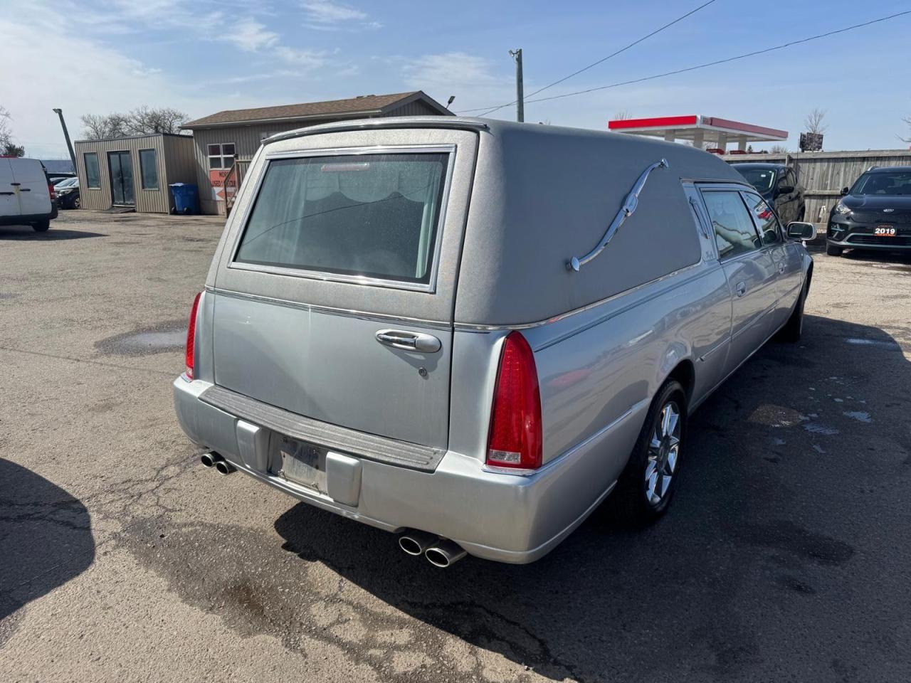 2011 Cadillac DTS HERITAGE HEARSE, FUNERAL CAR, ONLY 136KMS, CLEAN - Photo #5