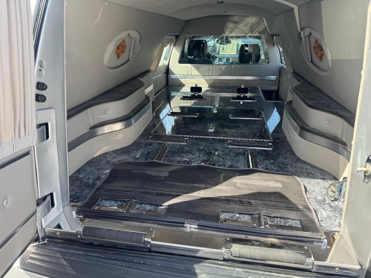 2011 Cadillac DTS HERITAGE HEARSE, FUNERAL CAR, ONLY 136KMS, CLEAN - Photo #10