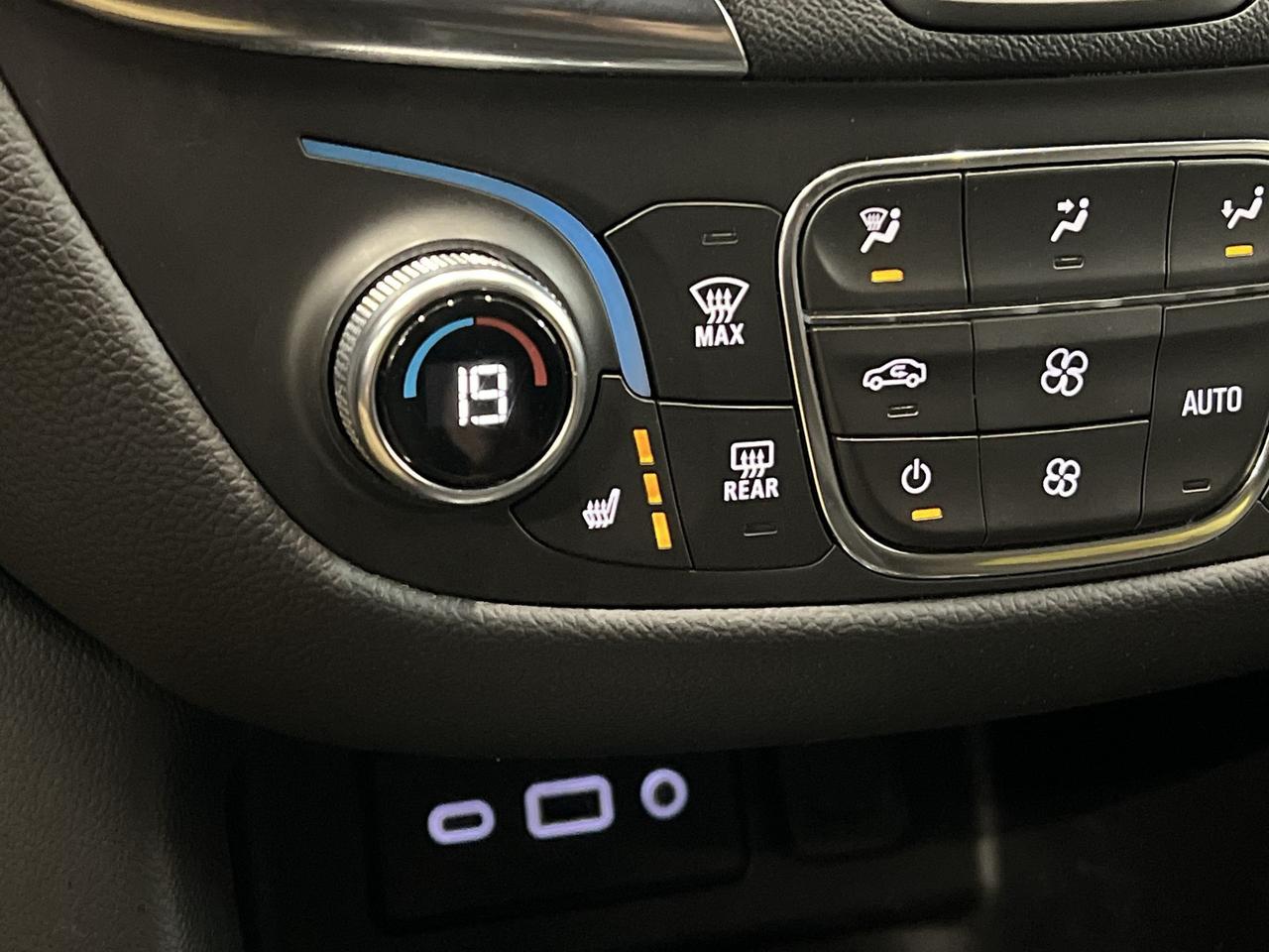 2021 Chevrolet Equinox LT SPORT AWD | LOW KMS! | HTD SEATS | CARPLAY Photo
