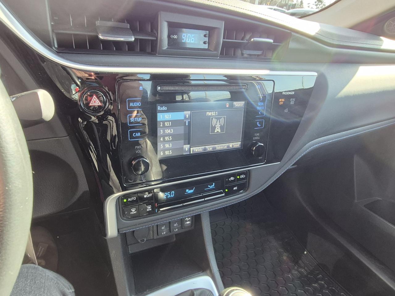 2017 Toyota Corolla SE Photo9
