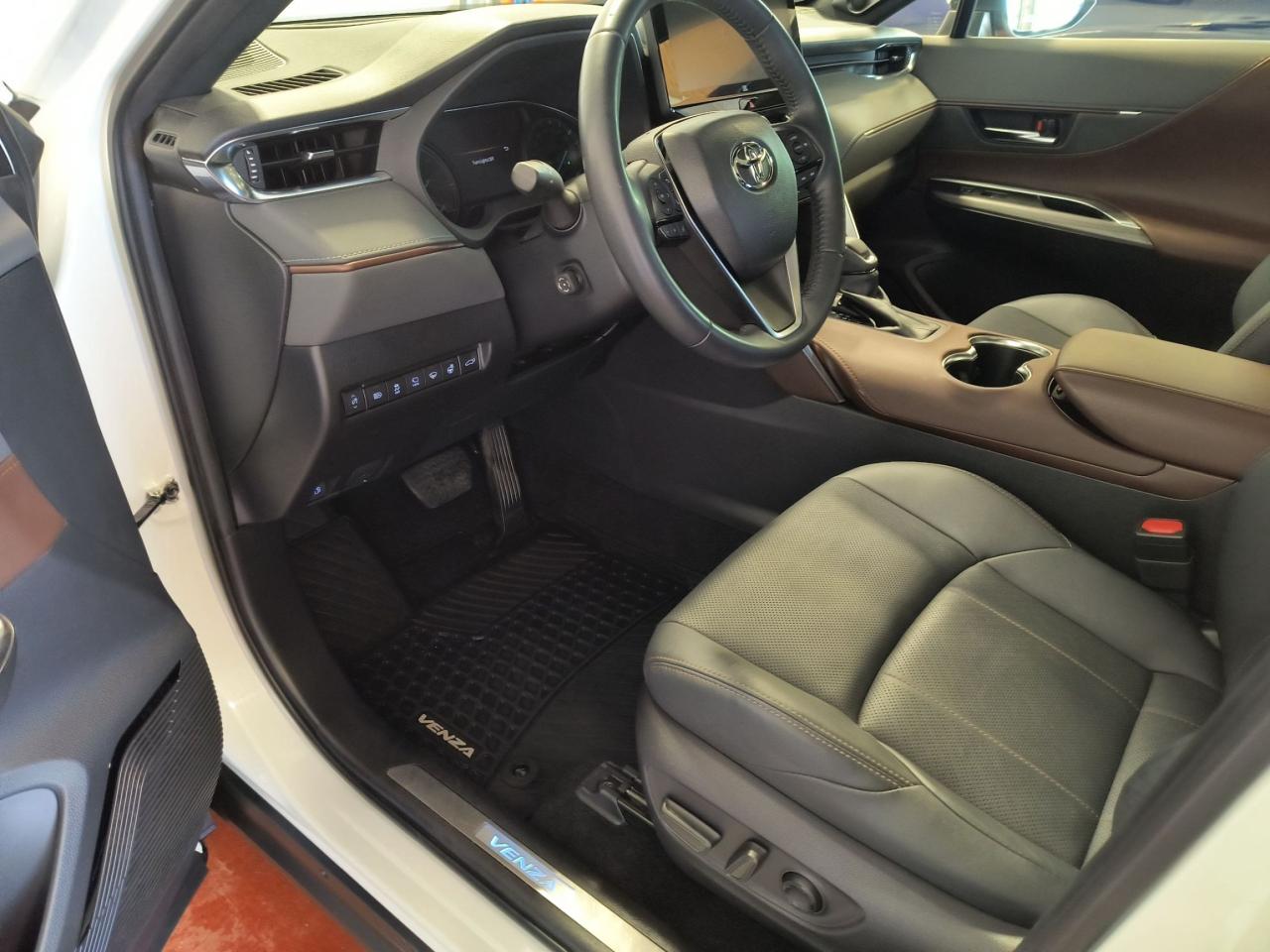 2021 Toyota Venza LIMITED AWD Photo