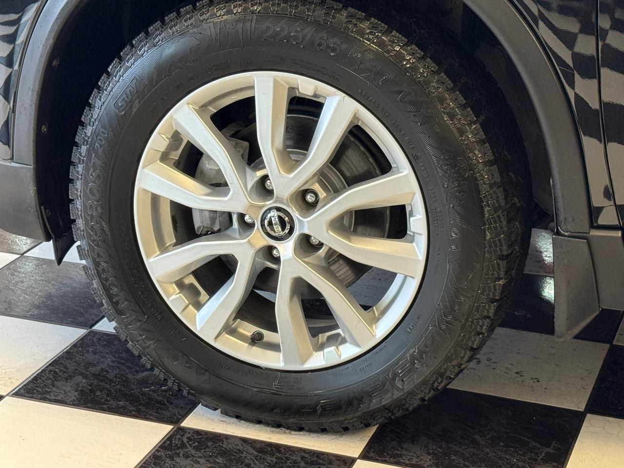 2017 Nissan Rogue SV Tech AWD+GPS+PANO Roof+Remote Start+360 Camera Photo