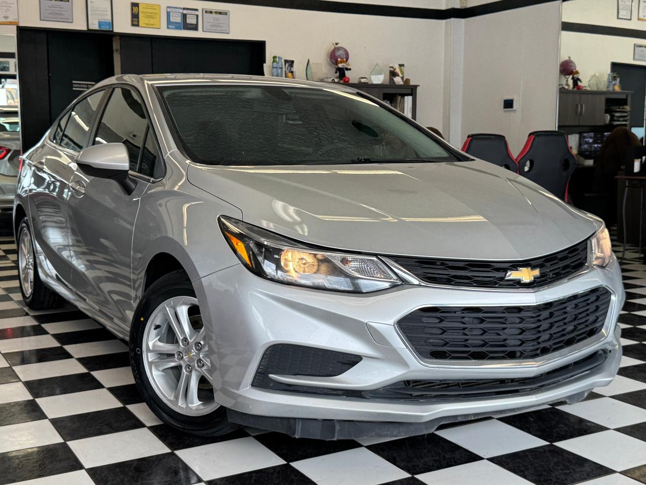 2018 Chevrolet Cruze LT+New Tires+Camera+ApplePlay+CLEAN CARFAX Photo16