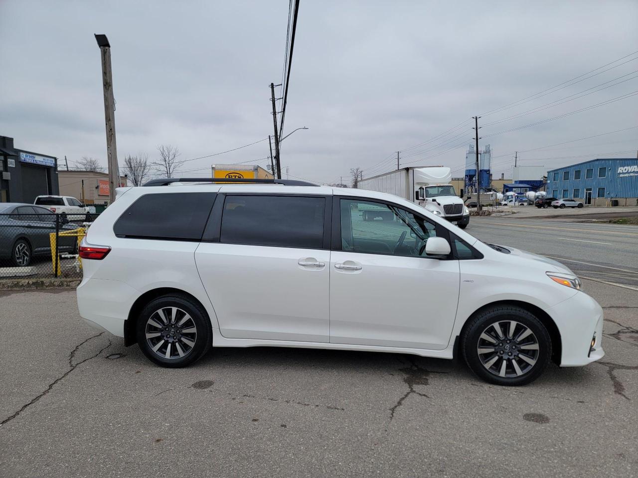 2018 Toyota Sienna XLE 7-Passenger AWD Photo3