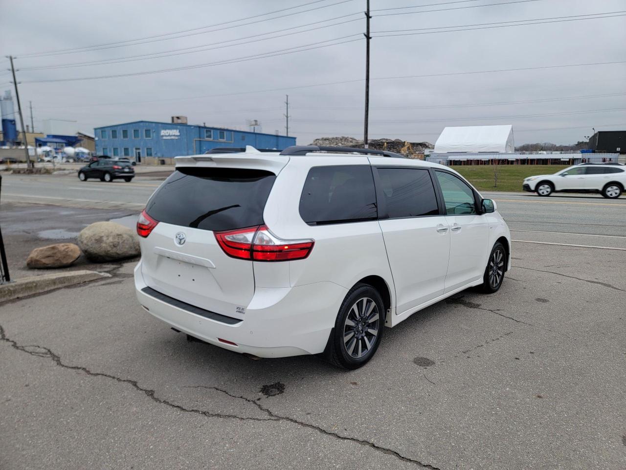 2018 Toyota Sienna XLE 7-Passenger AWD Photo4