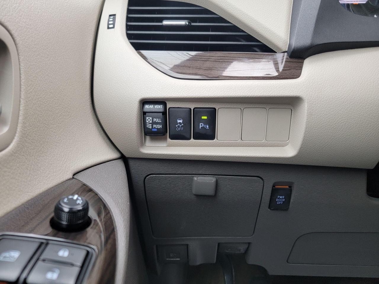 2018 Toyota Sienna XLE 7-Passenger AWD - Photo #22