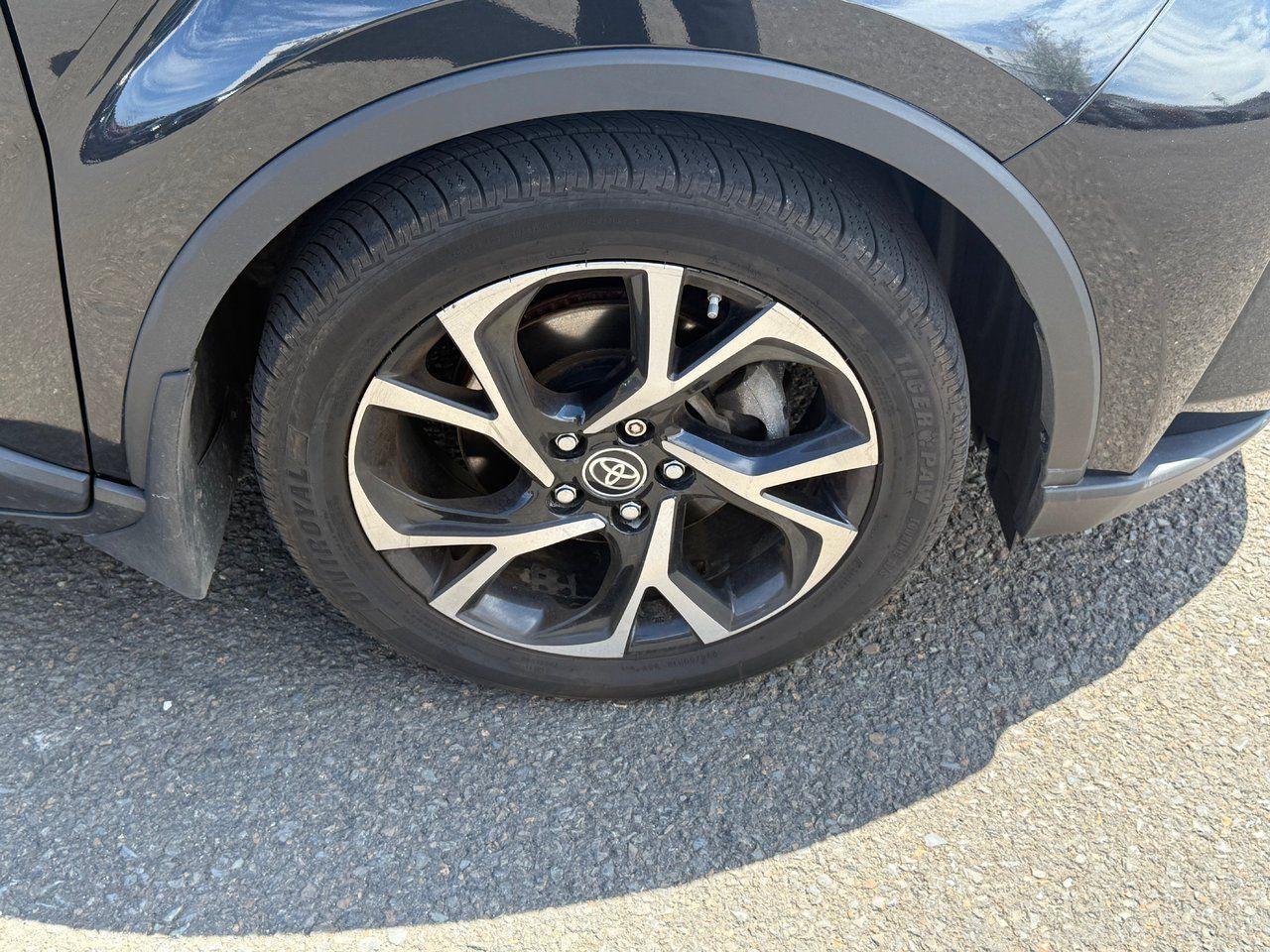 2022 Toyota C-HR XLE Photo3