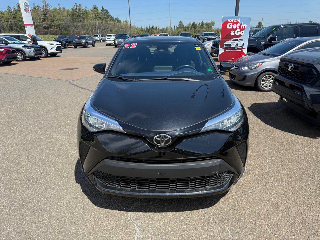 2022 Toyota C-HR XLE Photo1
