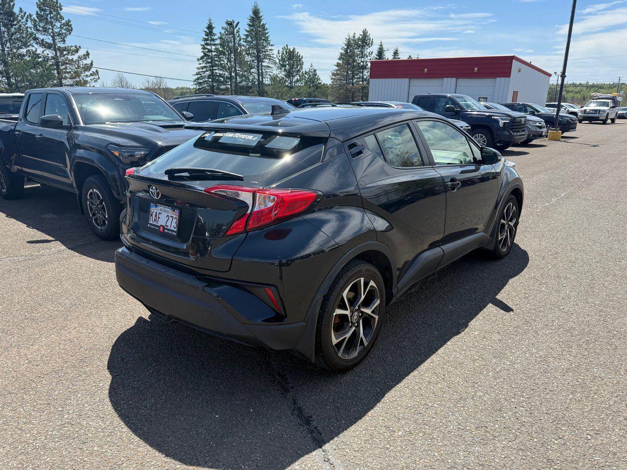 2022 Toyota C-HR XLE Photo4