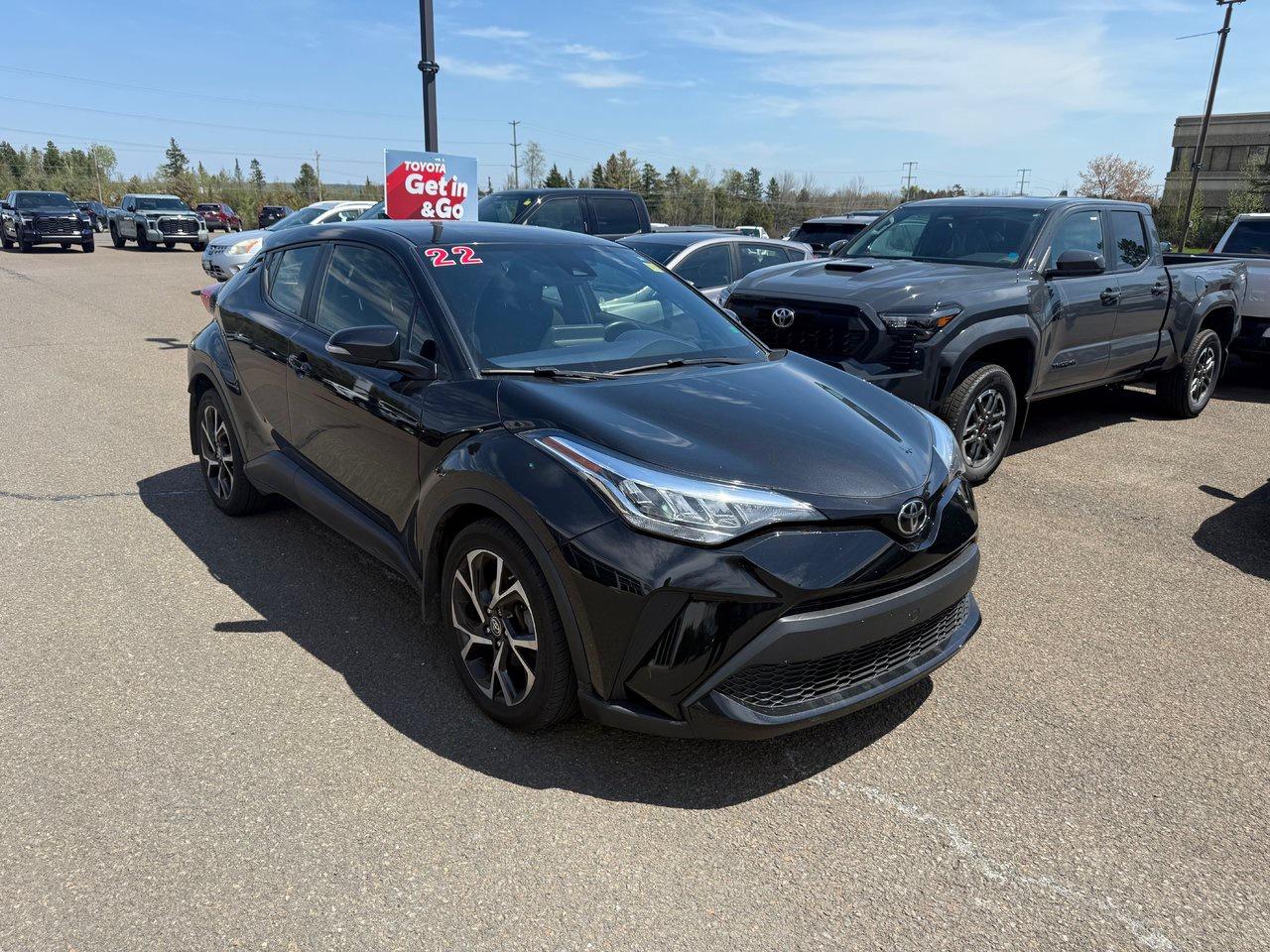 2022 Toyota C-HR XLE Photo2