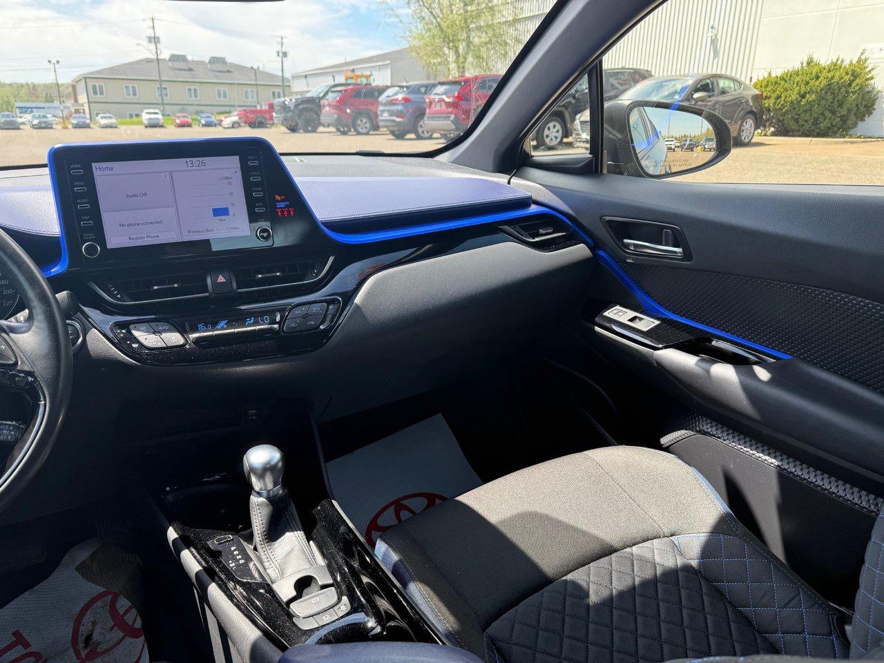 2022 Toyota C-HR XLE Photo