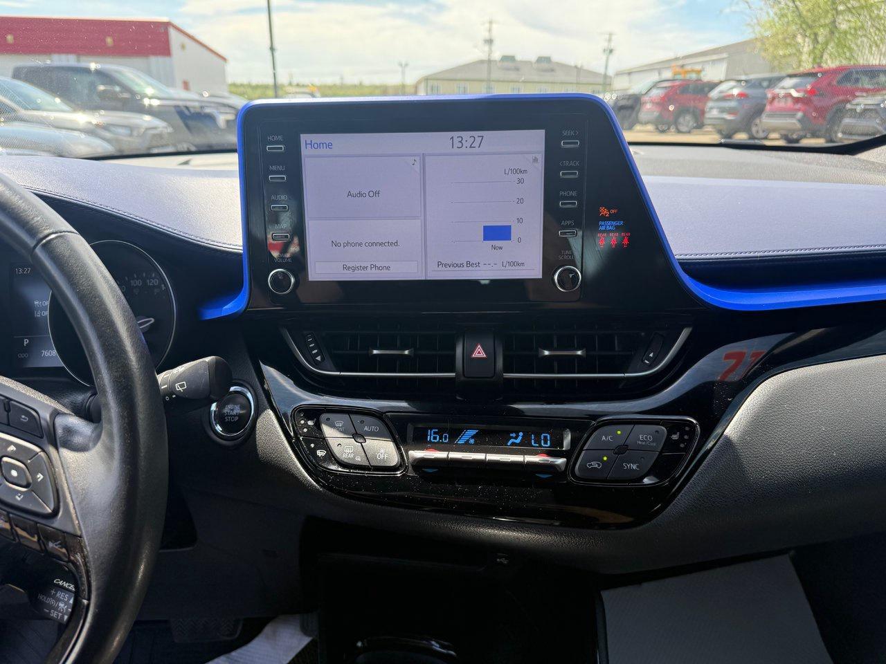 2022 Toyota C-HR XLE Photo