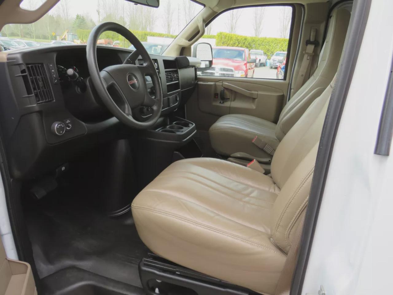 2023 GMC Savana Cargo Van G2500 Cargo (**LOW KM!!**SAFETY/CERTIFIED!!**ALLOY RIMS**LEATHER**) Photo3