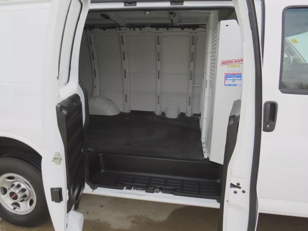 2023 GMC Savana Cargo Van G2500 Cargo (**LOW KM!!**SAFETY/CERTIFIED!!**ALLOY RIMS**LEATHER**) Photo