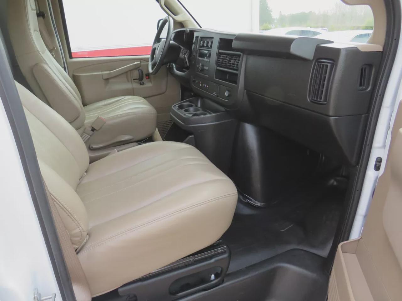 2023 GMC Savana Cargo Van G2500 Cargo (**LOW KM!!**SAFETY/CERTIFIED!!**ALLOY RIMS**LEATHER**) Photo