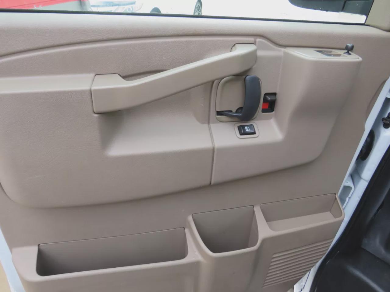 2023 GMC Savana Cargo Van G2500 Cargo (**LOW KM!!**SAFETY/CERTIFIED!!**ALLOY RIMS**LEATHER**) Photo