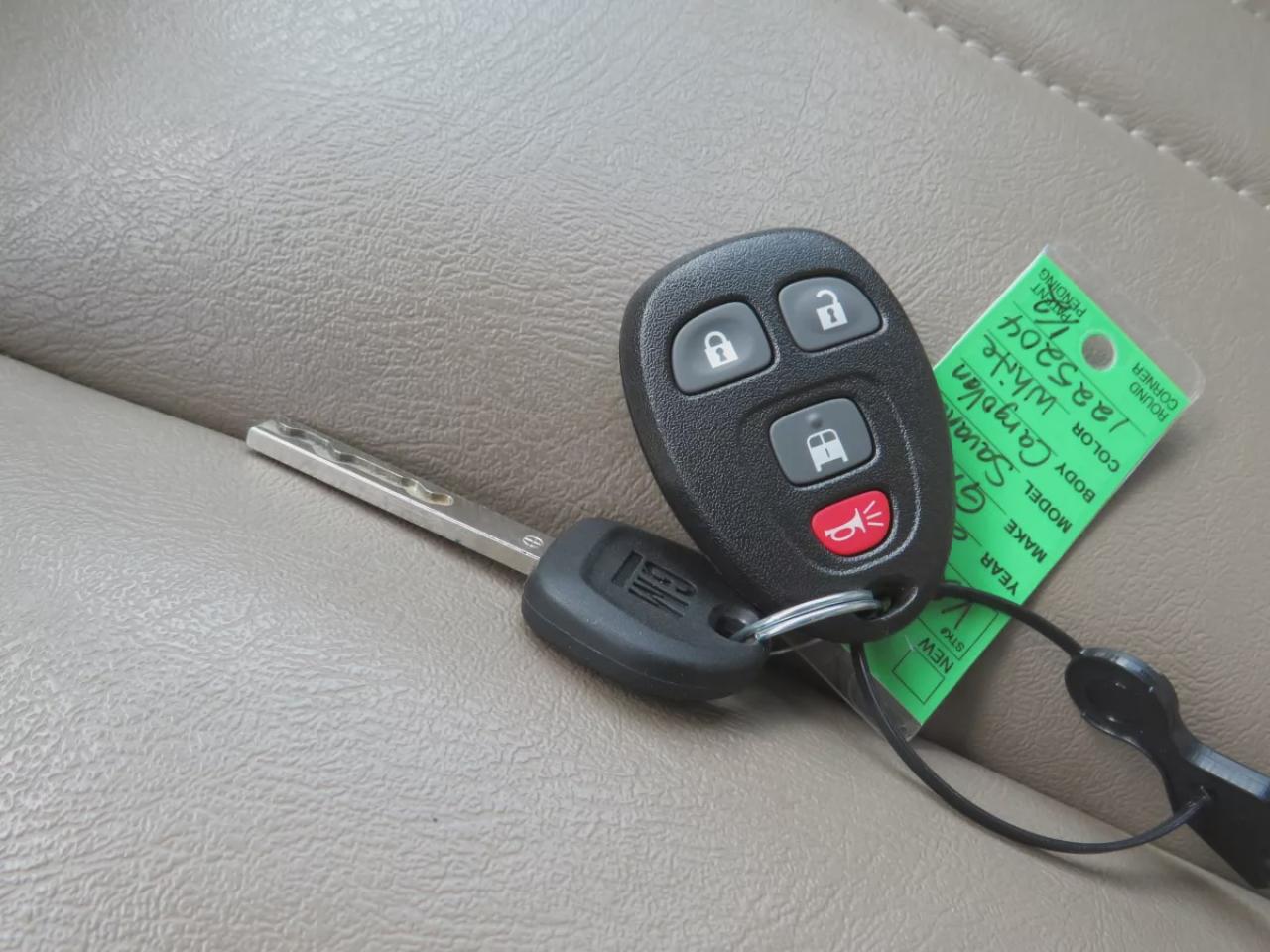 2023 GMC Savana Cargo Van G2500 Cargo (**LOW KM!!**SAFETY/CERTIFIED!!**ALLOY RIMS**LEATHER**) Photo