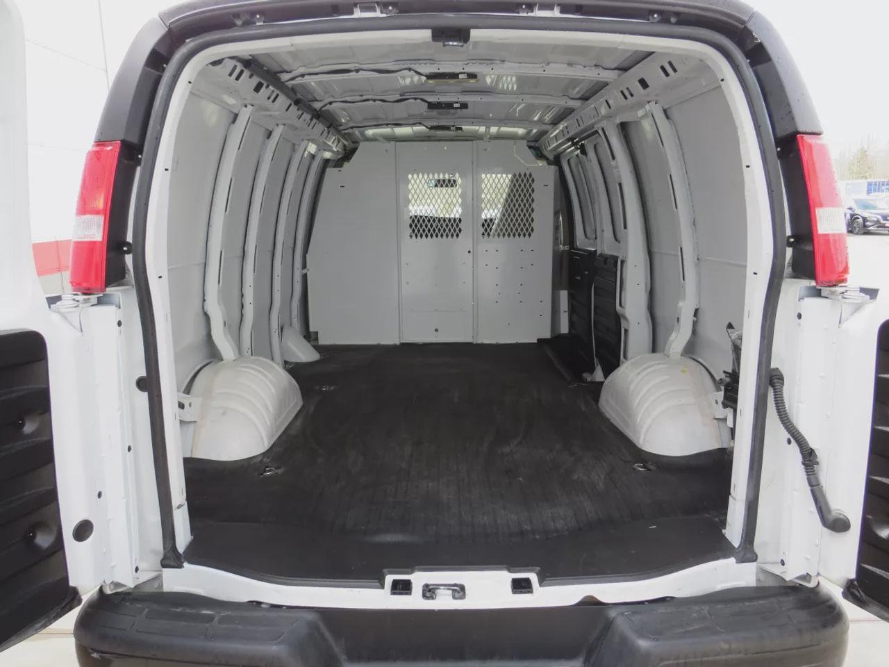 2023 GMC Savana Cargo Van G2500 Cargo  | Low Km | Safety Certified | Alloy Rims | Leather Seats Photo