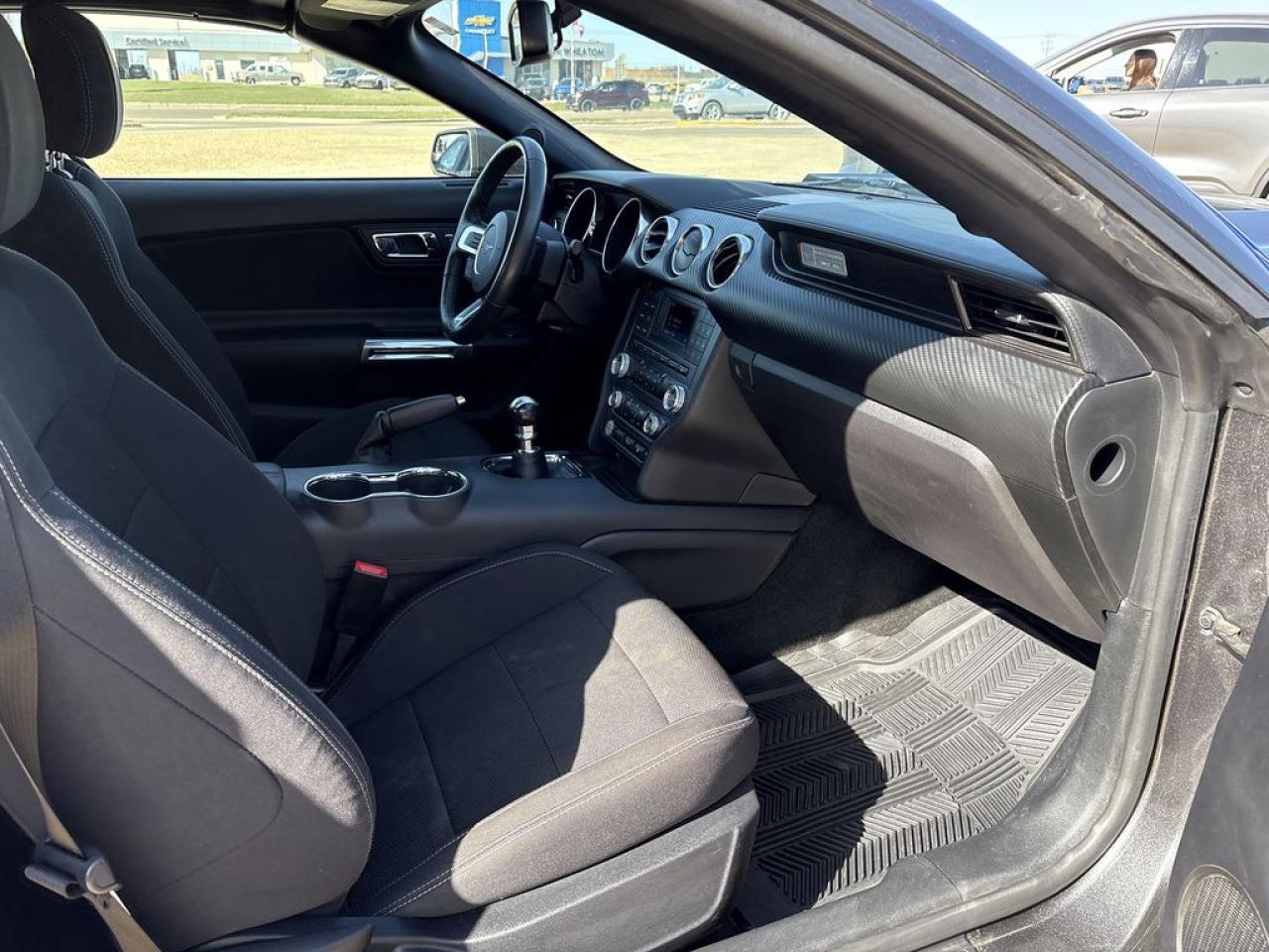 2017 Ford Mustang V6 Photo5