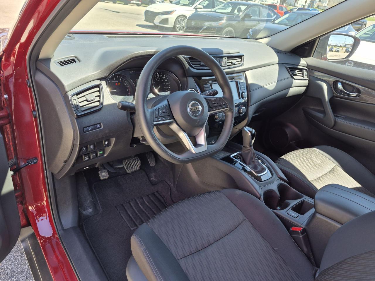 2020 Nissan Rogue SV Photo6
