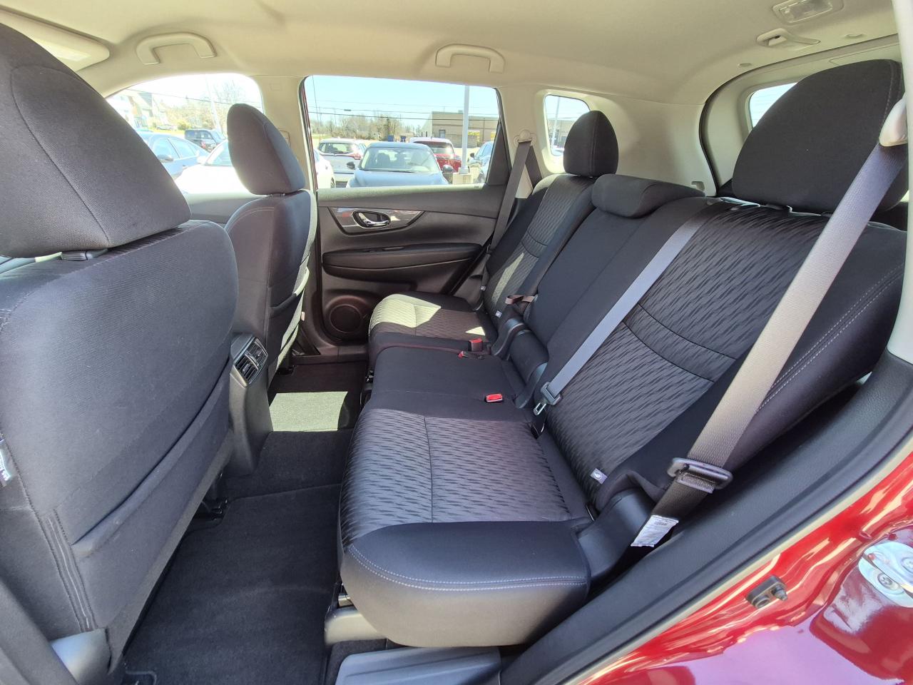 2020 Nissan Rogue SV Photo12