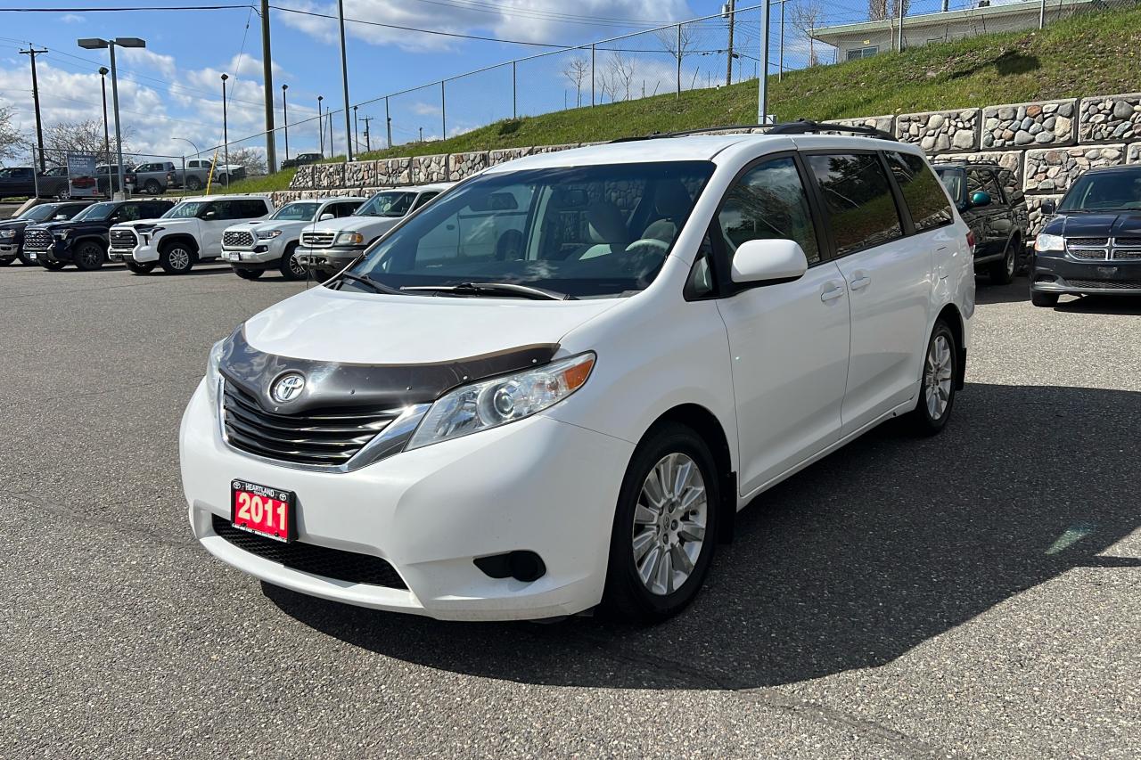 2011 Toyota Sienna LE AWD Photo2