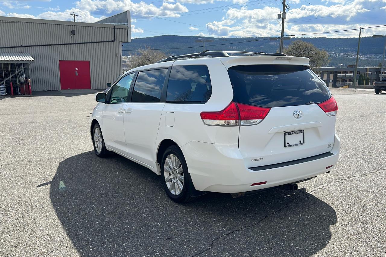 2011 Toyota Sienna LE AWD Photo4