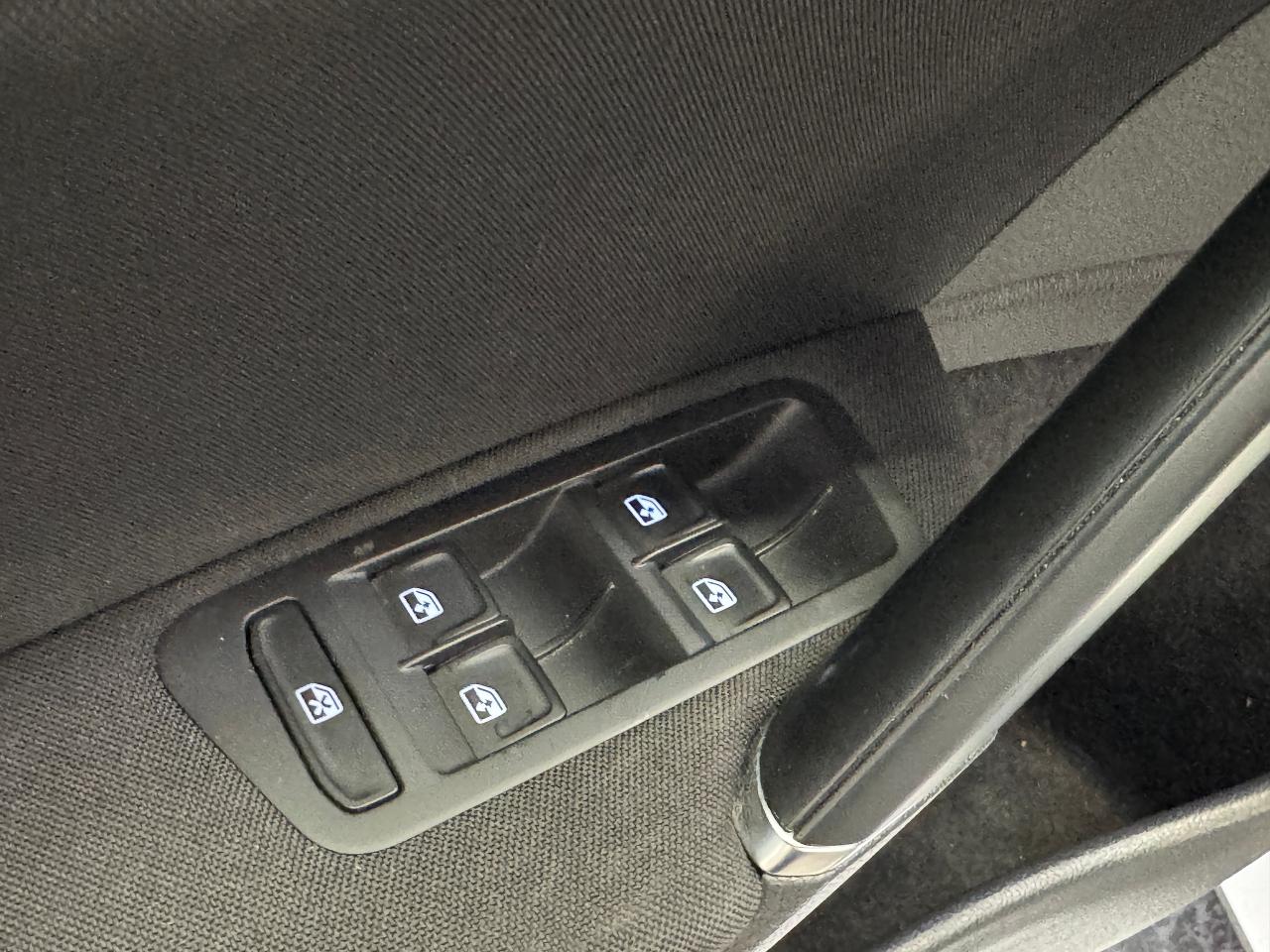2016 Volkswagen Golf Trendline+Camera+ApplePlay+HeatedSeats+CLEANCARFAX - Photo #41