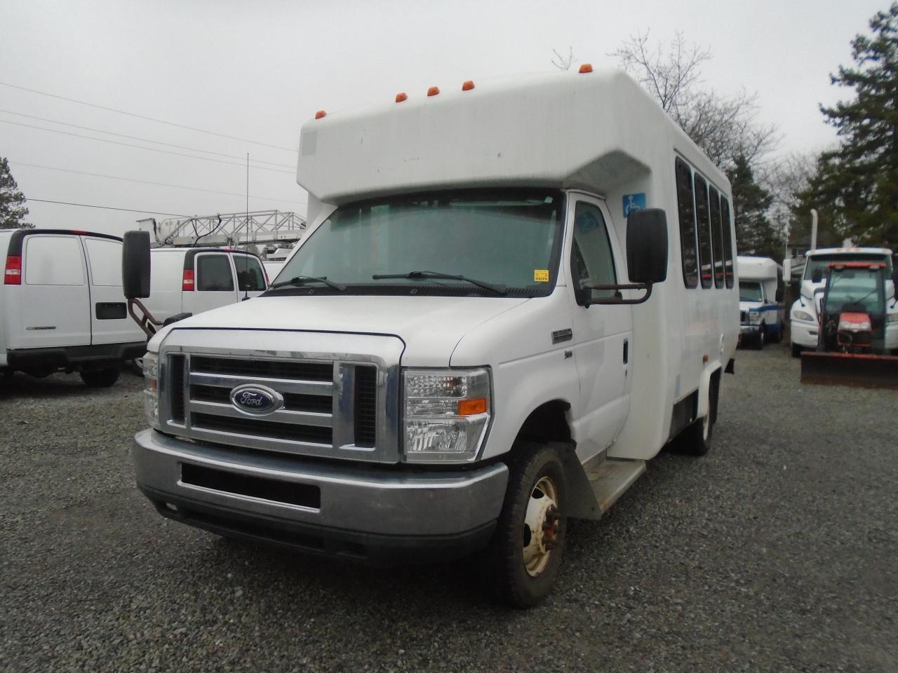 2015 Ford Econoline E-350 Super Duty 138  SRW - Photo #4