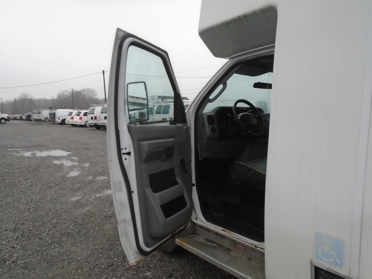 2015 Ford Econoline E-350 Super Duty 138  SRW - Photo #9