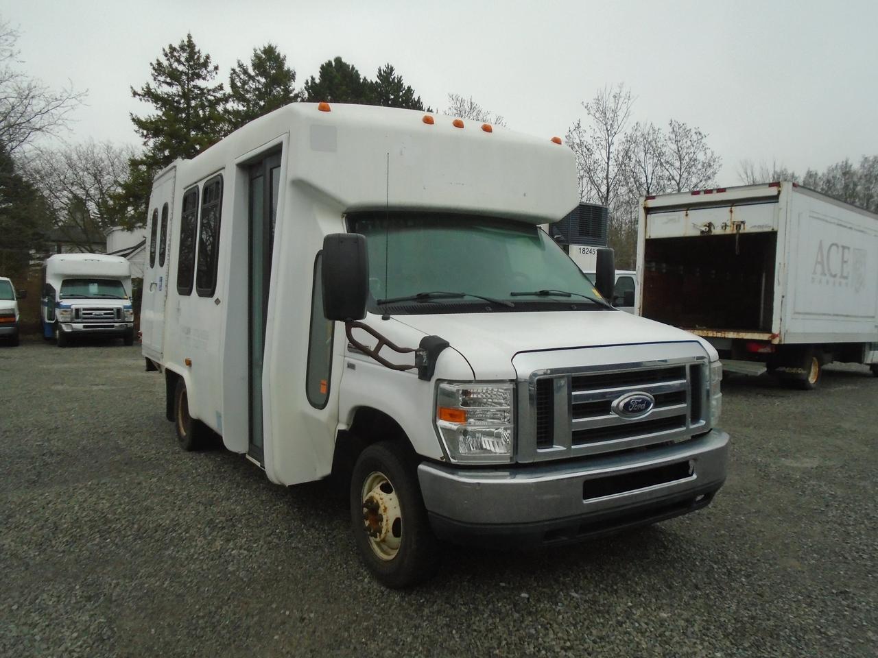 2015 Ford Econoline E-350 Super Duty 138  SRW Photo4