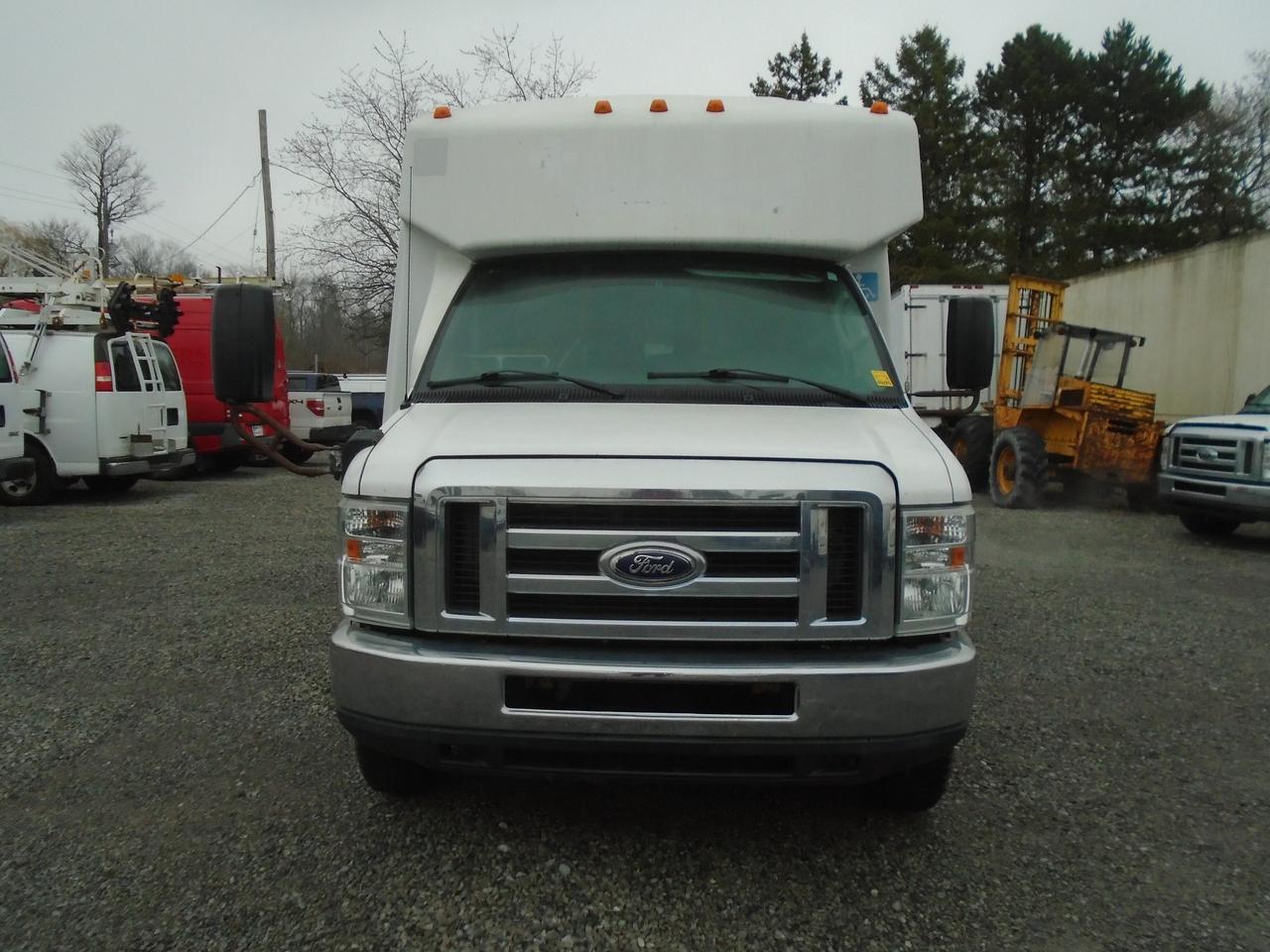 2015 Ford Econoline E-350 Super Duty 138  SRW Photo2