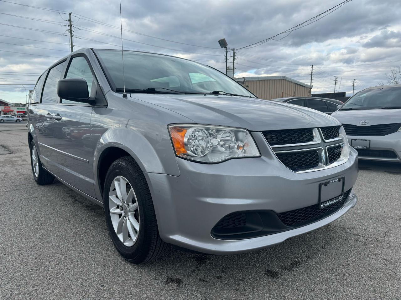 2015 Dodge Grand Caravan SXT Photo2