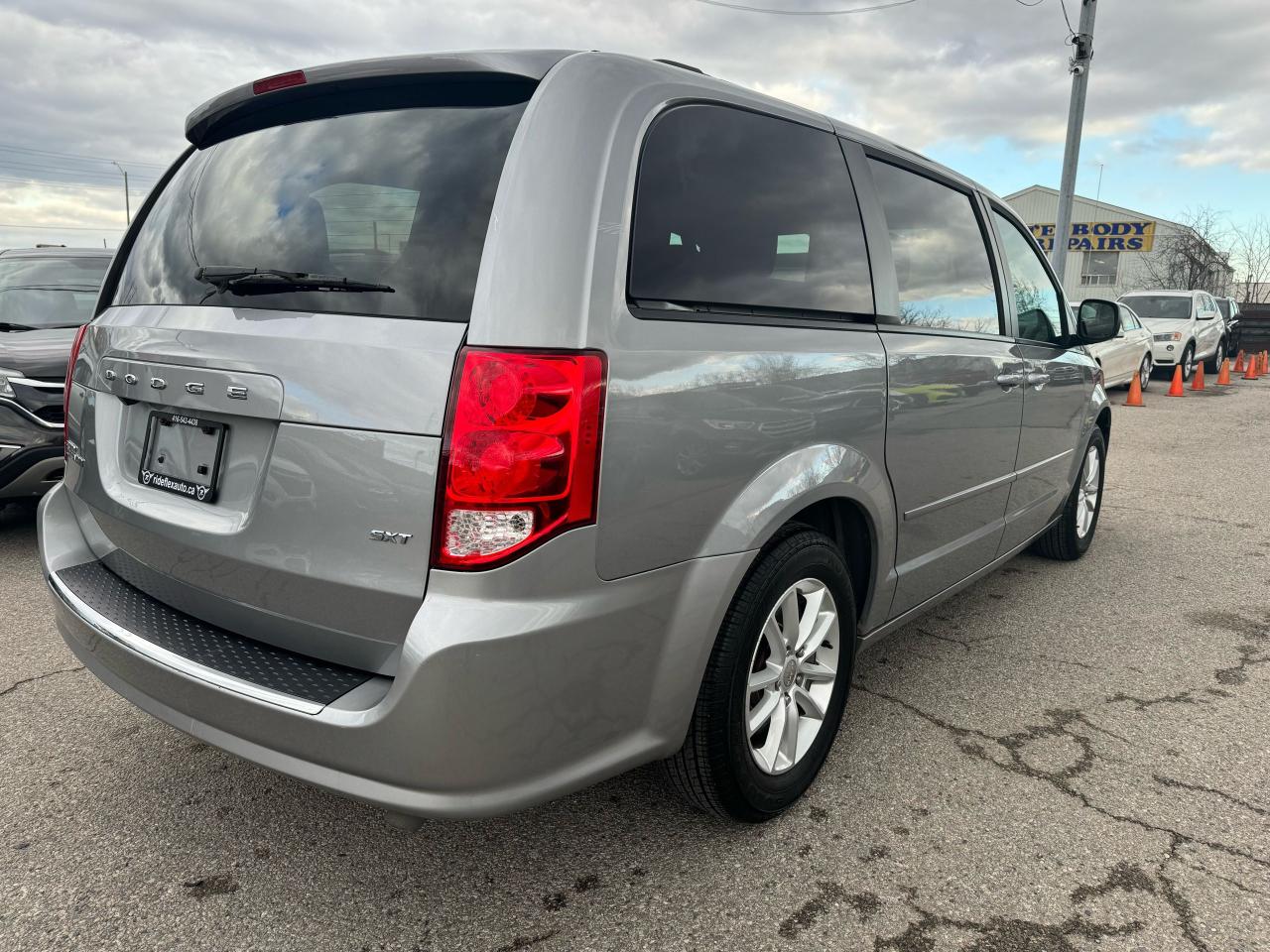 2015 Dodge Grand Caravan SXT Photo4