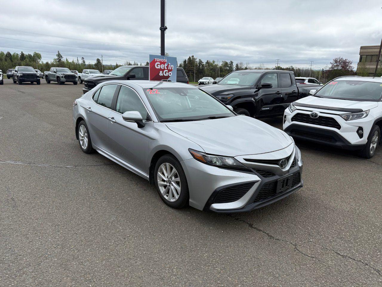 2022 Toyota Camry SE Photo2