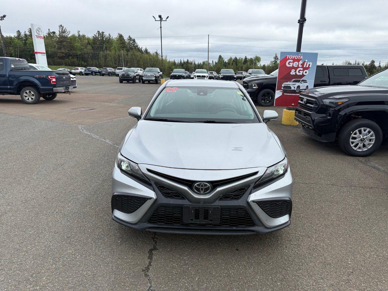 2022 Toyota Camry SE Photo1