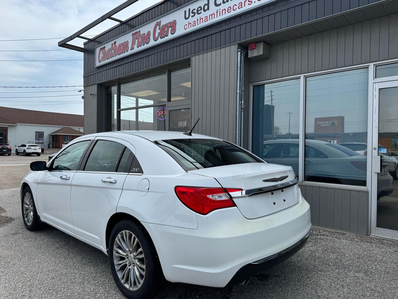 2014 Chrysler 200 Limited Photo