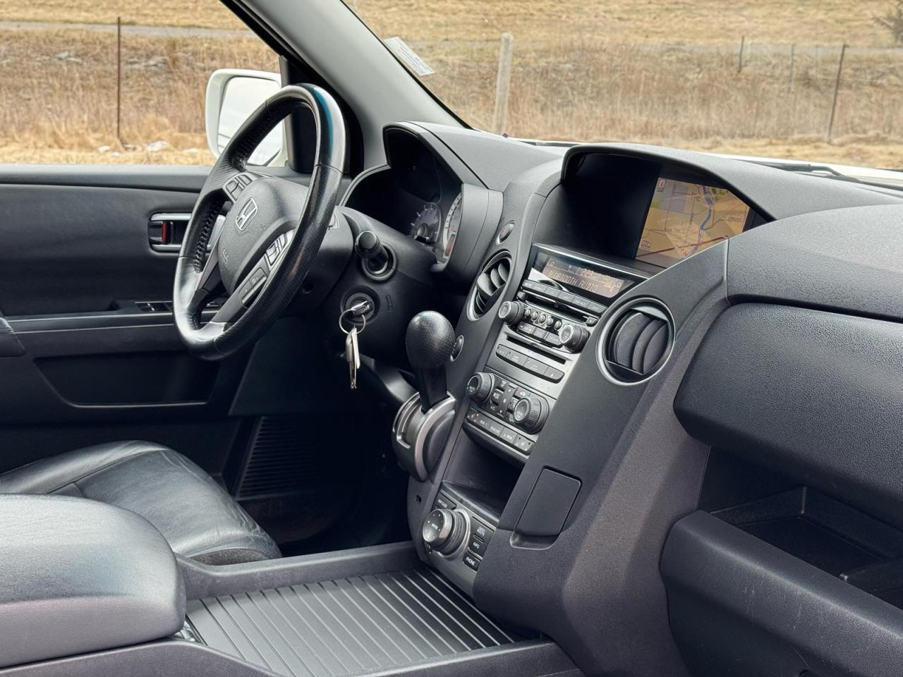 2014 Honda Pilot TOURING 4WD | LEATHER | SUNROOF | NAV | BACKUP CAM Photo37
