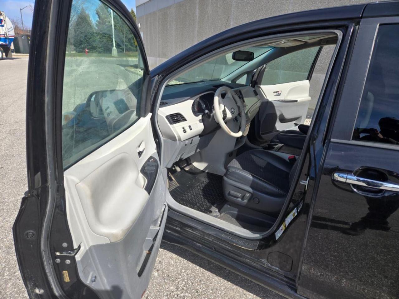 2014 Toyota Sienna 5DR SE 8-PASS FWD - Photo #5