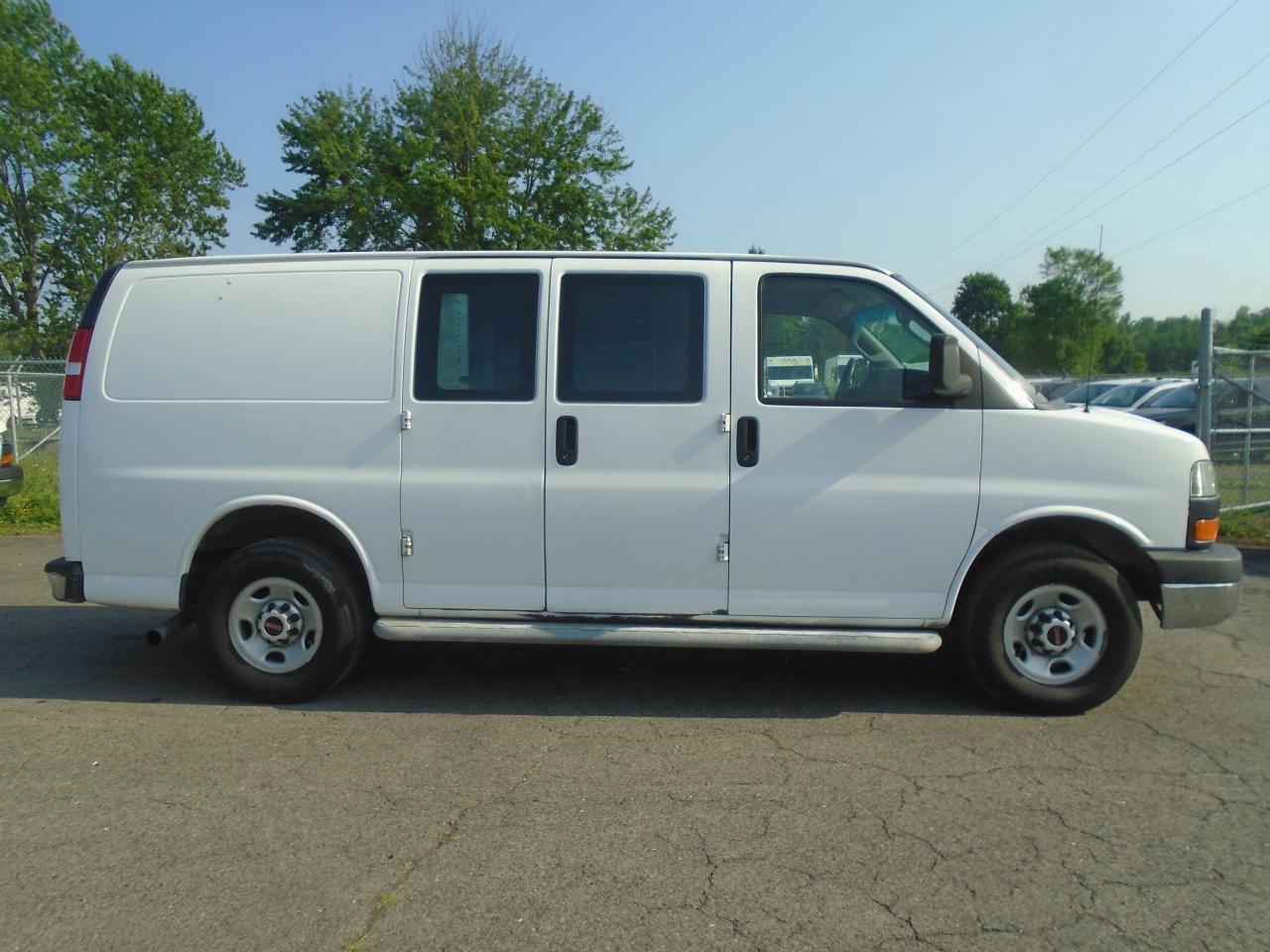 2016 GMC Savana Cargo Van RWD 2500 135 Photo3